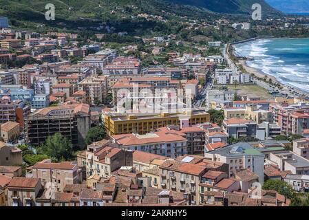 Panorama von Cefalu von touristischen Pfad auf der Rocca di Cefalù Felsmassiv in Cefalu Stadt und Gemeinde an der Tyrrhenischen Küste von Sizilien, Italien Stockfoto