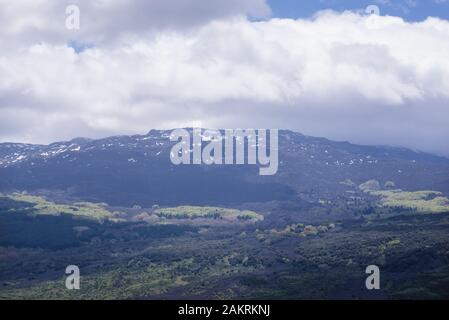 Luftaufnahme von Randazzo Stadt und Gemeinde in der Metropole Catania an den Hängen des Ätna, Sizilien, Süditalien Stockfoto