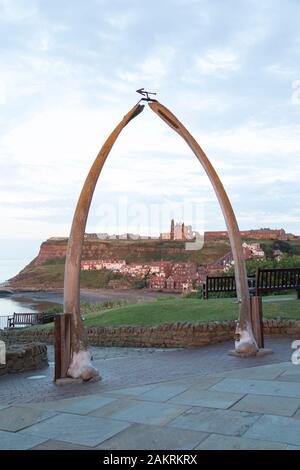 Whitby Abbey, durch den berühmten Walalebone-Bogen gesehen. Stockfoto