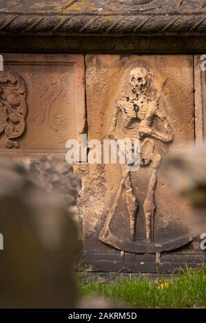 Skelett auf verfallende Grabstein, Barnard Castle Stockfoto