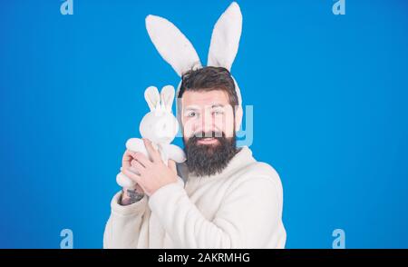 Respekt vor Traditionen. Mann trägt einen kuscheligen Plüschanzug. Lustiger Hünenmann mit Bart und Schnurrbart. Konzept des Ostersymbols. Guy bärtige Hüpfer niedlich sanft Stockfoto