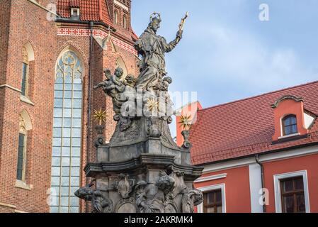 Denkmal von Johann von Nepomuk vor der Stiftskirche Heilig Kreuz und St. Bartholomäus in Ostrow Tumski, ältesten Teil von Breslau, Polen Stockfoto