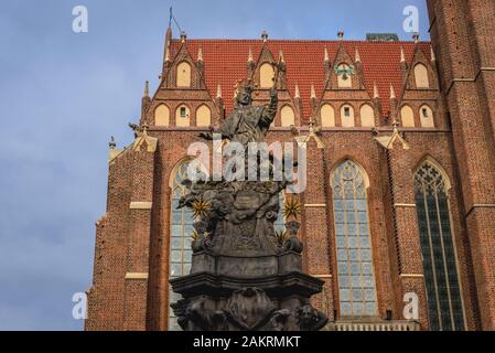 Denkmal von Johann von Nepomuk vor der Stiftskirche Heilig Kreuz und St. Bartholomäus in Ostrow Tumski, ältesten Teil von Breslau, Polen Stockfoto