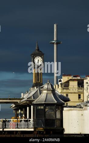 Brighton UK 10. Januar 2020 - Die British Airways ich 360 Aussichtsturm gegen einen dunklen Himmel an einem sonnigen Tag in Brighton Brighton, aber nassen und windigen Wetter hervorgehoben ist, wird den Prognosen zufolge über dem Land auch in den kommenden Tagen zurück. Foto: Simon Dack/Alamy leben Nachrichten Stockfoto