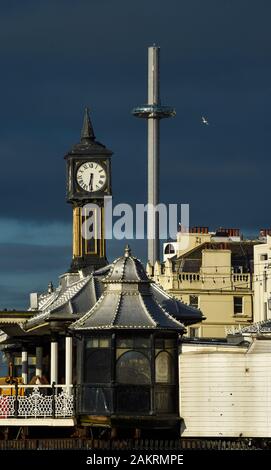 Brighton UK 10. Januar 2020 - Die British Airways ich 360 Aussichtsturm gegen einen dunklen Himmel an einem sonnigen Tag in Brighton Brighton, aber nassen und windigen Wetter hervorgehoben ist, wird den Prognosen zufolge über dem Land auch in den kommenden Tagen zurück. Foto: Simon Dack/Alamy leben Nachrichten Stockfoto