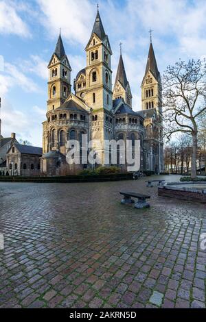Roermond - In Unmittelbarer Nähe zur Rückseite der Minster Kirche (niederländisch: Munsterkerk) mit Apse, Limburger, Niederlande, Roermond, 09.02.2019 Stockfoto