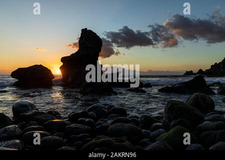 Sonnenuntergang am Fonsalia, vulkanischen Küstenlinie bei Ebbe, Teneriffa, Kanarische Inseln, Spanien Stockfoto