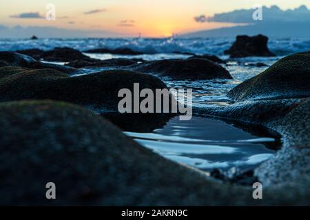 Sonnenuntergang am Fonsalia, vulkanischen Küstenlinie bei Ebbe, Teneriffa, Kanarische Inseln, Spanien Stockfoto