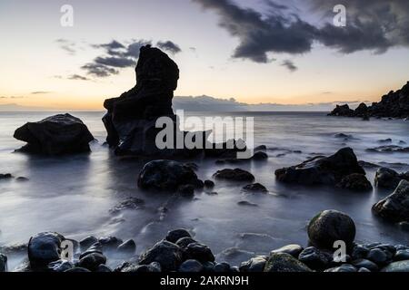 Fotos mit langer Belichtungszeit nach Sonnenuntergang am Fonsalia, vulkanischen Küstenlinie bei Ebbe, Teneriffa, Kanarische Inseln, Spanien Stockfoto