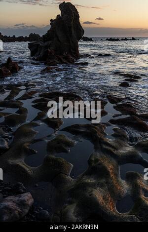 Sonnenuntergang am Fonsalia, vulkanischen Küstenlinie bei Ebbe, Teneriffa, Kanarische Inseln, Spanien Stockfoto