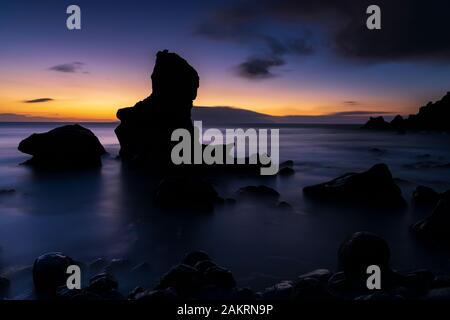 Fotos mit langer Belichtungszeit nach Sonnenuntergang am Fonsalia, vulkanischen Küstenlinie bei Ebbe, Teneriffa, Kanarische Inseln, Spanien Stockfoto