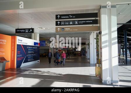 Flughafen Lyon, Frankreich - 16. März 2019: In einem der Terminals des Flughafens Lyon Saint Exupery mit Wegweisern. Stockfoto