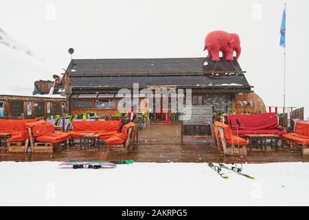 Les Sybelles, Frankreich - 14. März 2019: Berghütte und Restaurant L'Alpe in Frankreich, Skigebiet Les Sybelles im Winter, während eines verschneiten Tages. Delirium e Stockfoto