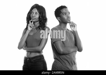 Studio Aufnahme des schwarzen afrikanischen Schwester und Bruder zusammen denken Stockfoto