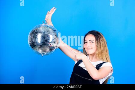 Fröhliche Geburtstagsfeier. Disco tanzt. Feiertag feiern. Mädchen mit Disco-Ball. Weihnachtsfeiertag. Eventmanager. Partygänger. Tanzt. Nacht li Stockfoto
