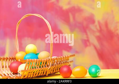 Bunte Eier im Korb. Gesunder und glücklicher Urlaub: Bemalte Eier in Eierteller. Frohe ostern. Frühlingsurlaub. Feiertagsfeier, Vorbereitung Stockfoto