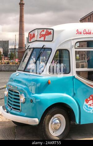 Vintage Commer ice cream van in Liverpool, Großbritannien Stockfoto