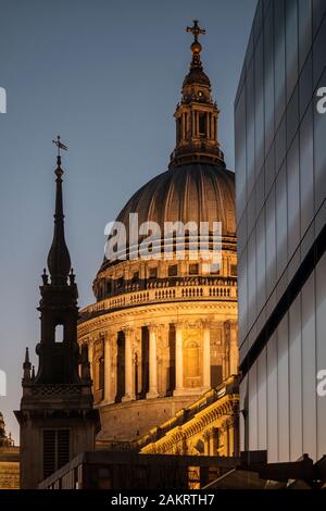 LONDON, Großbritannien - 23. FEBRUAR 2019: Blick auf die St Paul's Cathedral von der Seite One New Change in der Abenddämmerung als Hintergrund Stockfoto