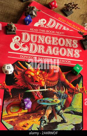 Vintage Dungeons and Dragons Spielleiter Regel Buch als Teil einer D&D Game Pack 1983 veröffentlicht mit Würfeln und lackiertem Metall zahlen Stockfoto