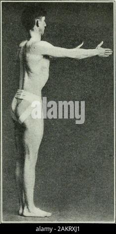 Angewandte Anatomie und Kinesiologie; der Mechanismus der Muskelbewegung. ents Der shouldergirdle auf ein Minimum reduziert werden sollten, da sie in Richtung vicioushabits der Bewegung, aber es scheint fraglich, ob Normal-, Wirtschafts-, und würdevollem Vereine von Arm und Schulter girdlein Bewegungen wie diese, die in der nervoussystem durch Alter von gewöhnlichen Koordinierung behoben wurden, asvicious Gewohnheiten der Bewegung stigmatisiert werden sollten, weil sie nicht in chestexpansion Hilfe. Wenn alle Armbewegungen sind nutzlos für Gymnastik pur-GYMNASTISCHE BEWEGUNGEN 111 stellt, es sei denn, sie Brust Erweiterung durch Po produzieren Stockfoto