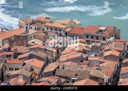 Altstadt Dächer von Rocca di Cefalu Felsmassiv in Cefalu Stadt und Gemeinde gesehen, an der Tyrrhenischen Küste von Sizilien, Italien Stockfoto