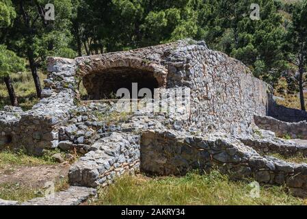 Die Ruinen der St. Anna Kirche in Rocca di Cefalu Felsmassiv in Cefalu Stadt und Gemeinde, an der Tyrrhenischen Küste von Sizilien, Italien Stockfoto