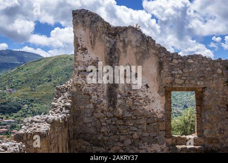 Die Ruinen der St. Anna Kirche in Rocca di Cefalu Felsmassiv in Cefalu Stadt und Gemeinde, an der Tyrrhenischen Küste von Sizilien, Italien Stockfoto