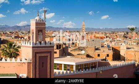 Minarett Turm auf der historischen Stadtmauer (Medina) in Marrakesch. Marokko Stockfoto