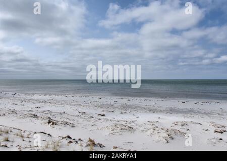 Sandstrand an der Küste der Ostsee bei bewölktem Himmel Stockfoto