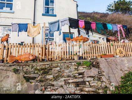 Waschmaschine auf der Linie an ein Haus in Staithes, North Yorkshire, Vereinigtes Königreich Stockfoto