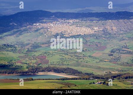 Blick vom Rocca di Pinè in Enna Stadt auf Aiello Stadt und Nicoletti Lake im Vordergrund, Sizilien Insel in Italien Stockfoto