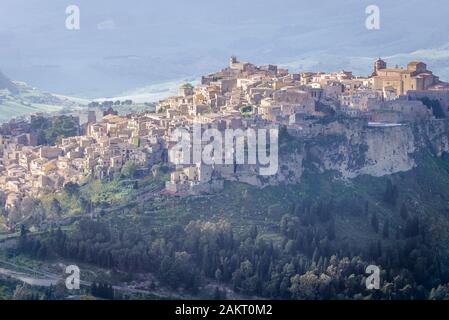 Calascibetta Stadt von Enna Stadt in der Provinz Enna in der Mitte von Sizilien im Süden von Italien gesehen Stockfoto