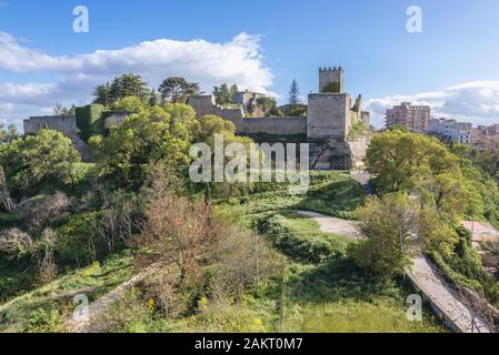 Das Castello di Lombardia von Rocca di Pinè in Enna Stadt und Gemeinde in der Provinz Enna in der Mitte von Sizilien im Süden von Italien entfernt gesehen Stockfoto