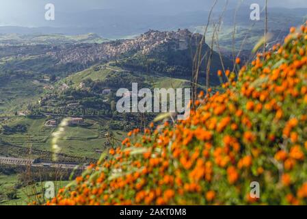 Calascibetta Stadt von Rocca di Pinè in Enna Stadt in der Provinz Enna in der Mitte von Sizilien im Süden von Italien gesehen Stockfoto