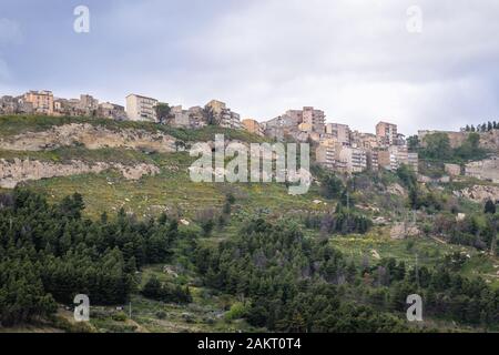 Blick auf Gebäude von Enna Stadt und Gemeinde in der Provinz Enna in der Mitte von Sizilien im Süden von Italien. Stockfoto