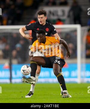 Von Manchester United Harry Maguire (links) und Wolverhampton Wanderers" Benny Ashley-Seal Kampf um den Ball Stockfoto