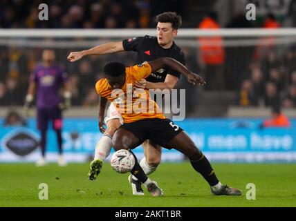 Von Manchester United Harry Maguire (links) und Wolverhampton Wanderers" Benny Ashley-Seal Kampf um den Ball Stockfoto