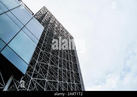 Konstruktion der modernen automatisierten Lagerhaus mit einem bewölkten Tag. Stockfoto