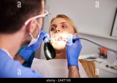 In der Nähe von Patienten in der Klinik Zahnarzt Stockfoto