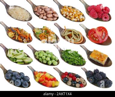 In den alten goldenen Löffeln gibt es kleine Pfähle von Nahrungssamen Körner Obst Gemüse. Isoliert auf weißem Studio Makroset Stockfoto