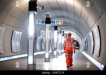Foto vom 27/08/19 Der ein Laufsteg für die neue Elizabeth Line an der Liverpool Street Station in London. Der stark verzögerten Crossrail ist nun voraussichtlich im Sommer 2021 zu öffnen, Chief Executive des Projekts. Stockfoto