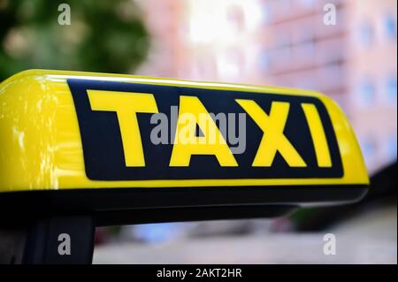 Zeichen mit dem Schriftzug Taxi auf einem Dach Auto mit einem unscharfen Hintergrund, hat Platz für Text. Stockfoto