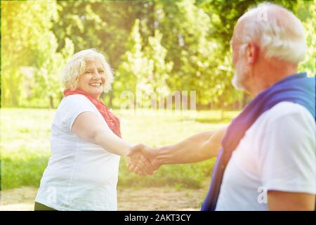 Glückliches Paar Senioren tanzen ist in der Natur im Sommer Stockfoto