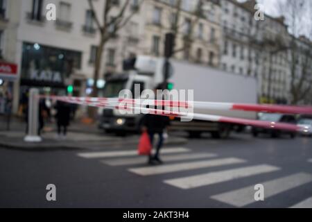 Französische Polizeistraßencordon, Boulevard Barbès, 75018 Paris, Frankreich Stockfoto