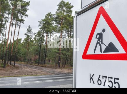 10. Januar 2020, Brandenburg, Grünheide: ein Schild "Achtung Baustelle" auf einer Straße befindet sich neben einem Wald Bereich auf die Zukunft Tesla-Gigafactory Website. In einem großen Wald, östlich der A10 Berliner Ring (Autobahn, die uns elektrische Auto hersteller Tesla plant ein gigafactory zu errichten. In einer ersten Phase ab Sommer 2021, 150 000 Modell 3 und Y Elektroautos sind es jährlich gebaut werden. Foto: Patrick Pleul/dpa-Zentralbild/dpa Stockfoto