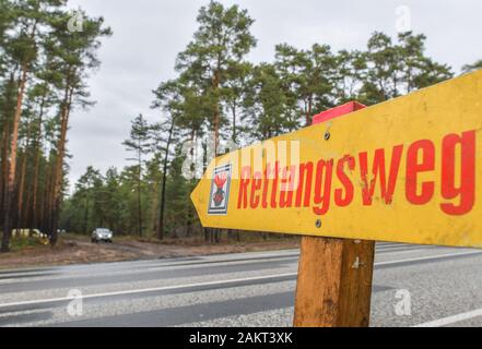 10. Januar 2020, Brandenburg, Grünheide: ein Schild mit der Aufschrift "rettungsweg" (Fluchtweg) am Eingang zu einem Waldgebiet am künftigen Standort des Tesla Gigafactory befindet. In einem großen Wald, östlich der A10 Berliner Ring (Autobahn, die uns elektrische Auto hersteller Tesla plant ein gigafactory zu errichten. In einer ersten Phase ab Sommer 2021, 150 000 Modell 3 und Y Elektroautos sind es jährlich gebaut werden. Foto: Patrick Pleul/dpa-Zentralbild/dpa Stockfoto