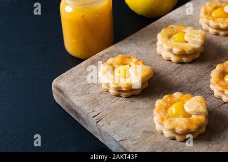 Valentine Holiday Food-Konzept hausgemachtes biologisches, rustikales Zitronenkuchen auf schwarzem Hintergrund Stockfoto