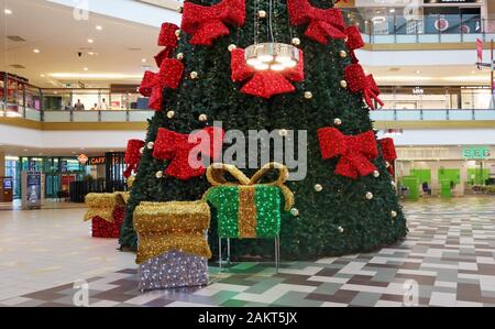Vilnius, LITAUEN - 05. JANUAR 2020: Weihnachts-Tannenbaum mit Souvenir-Geschenkschachteln im Panorama-Hypermarkt. Panorama ist der größte Einkaufsort Stockfoto