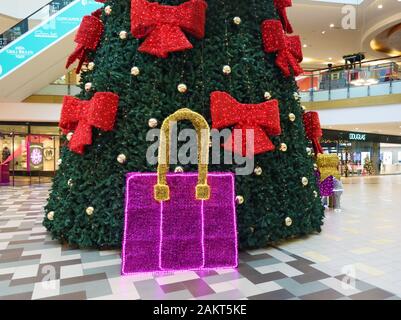 Vilnius, LITAUEN - 05. JANUAR 2020: Weihnachts-Tannenbaum mit Souvenirs Damentasche ein Geschenk im Panorama-Hypermarkt. Panorama ist das größte Shoppi Stockfoto