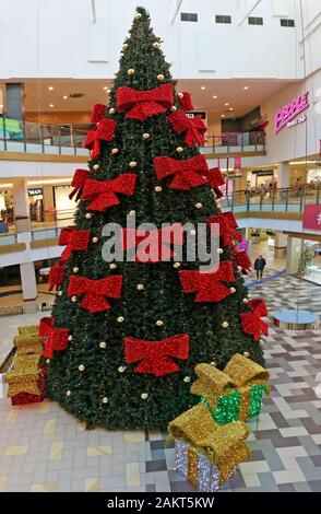 Vilnius, LITAUEN - 05. JANUAR 2020: Weihnachts-Tannenbaum mit Souvenirs beleuchtet Geschenke im Panorama-Hypermarkt. Panorama ist der größte Einkaufsbummel Stockfoto